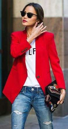 Jeans skinny e giacca rossa affiancata