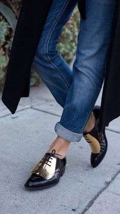 Francesine bicolore con jeans con risvolto