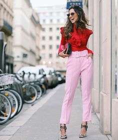 Camicia rossa e pantaloni rosa