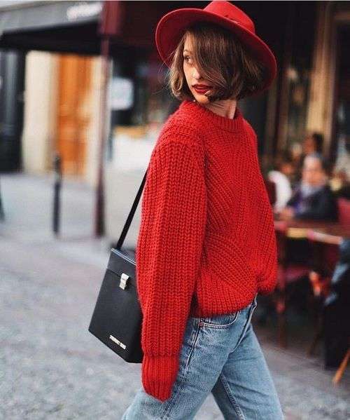 Maglione e cappello rosso