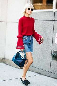 Pullover rosso e shorts in jeans