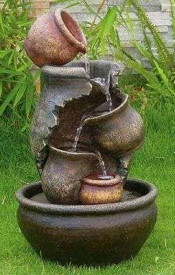 Fontana con vasi rotti