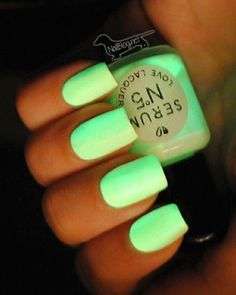 Manicure verde fluo