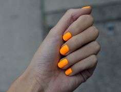 Nail art arancione fluo