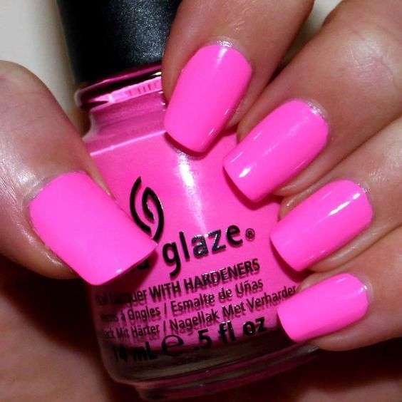 Nail art rosa fluo