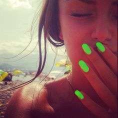 Smalto verde fluo sulle unghie