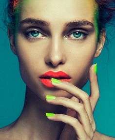 Verde acido fluo sulle unghie