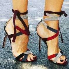 Sandali colorati con nastri alle caviglie