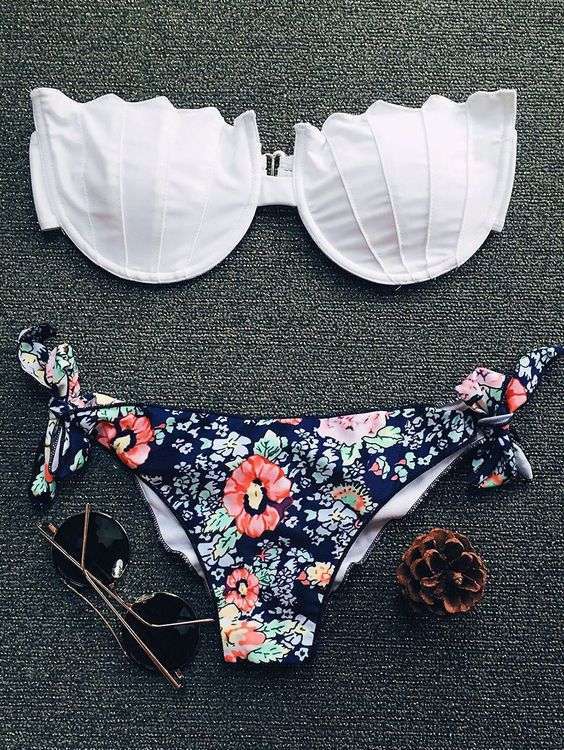Bikini a fascia con slip a fiori per l'estate 2017