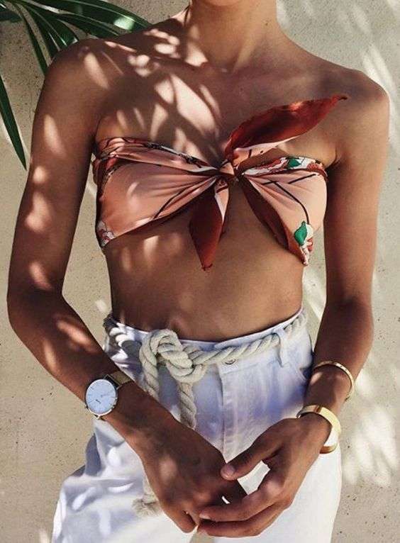 Bikini a fascia in fantasia rosa per l'estate 2017