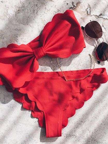 Bikini a fascia rosso per l