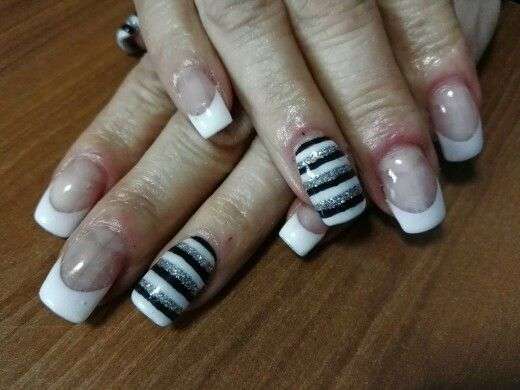 French manicure a strisce