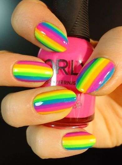 Manicure arcobaleno a strisce
