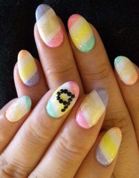 Nail art a strisce arcobaleno
