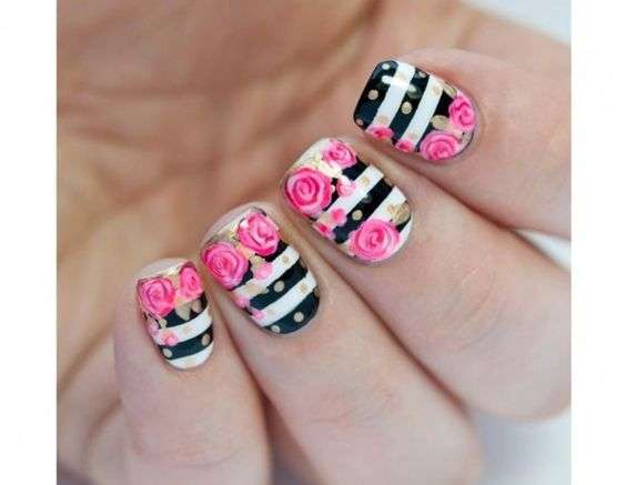 Nail art a strisce con decorazioni floreali