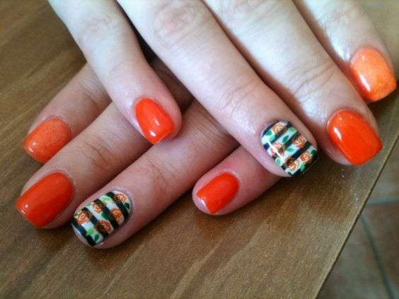 Nail art arancione con strisce e fiori