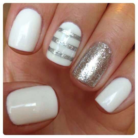 Nail art bianca con strisce argento