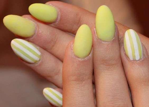 Nail art gialla a strisce