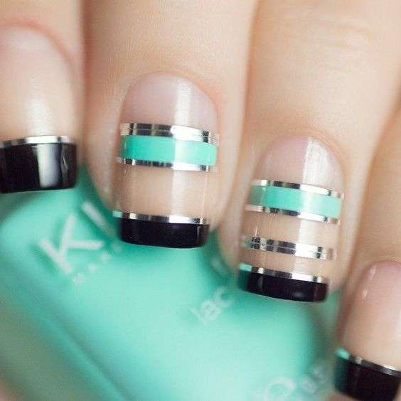 Nail art nude a strisce
