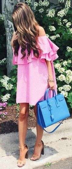 Abito rosa confetto con borsa celeste