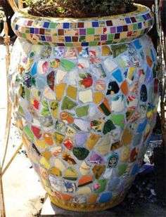 Mosaico su un vaso da giardino