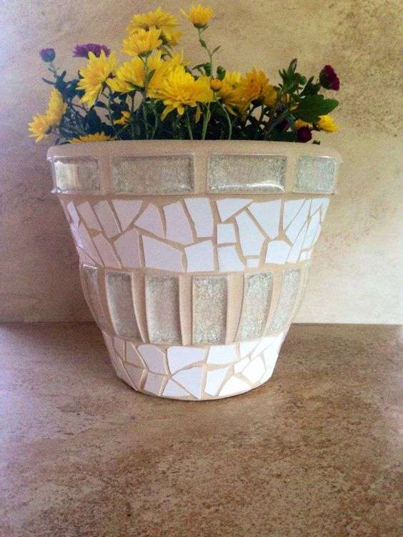 Vaso decorato con cocci di un vaso rotto