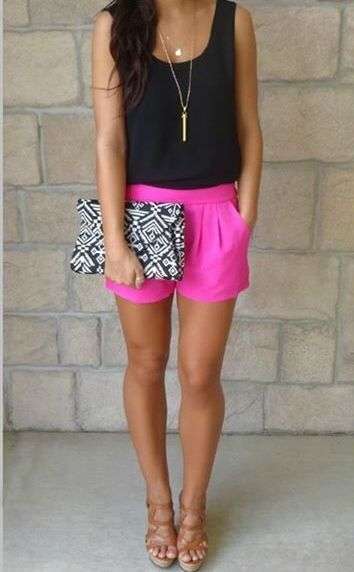 Shorts rosa e blusa nera per l