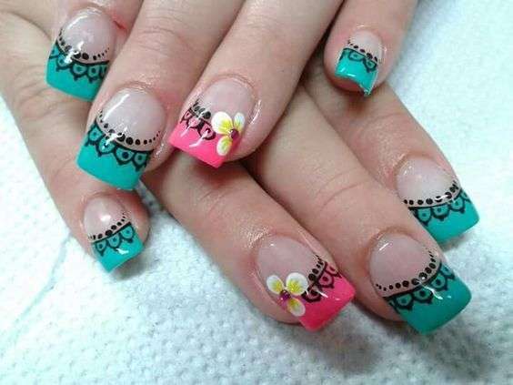 French manicure con fiori e mandala