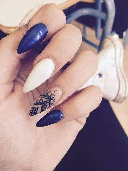 Nail art blu e bianca con mandala