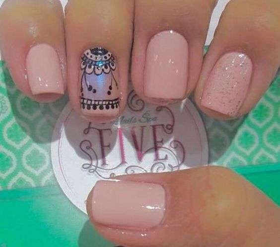 Nail art rosa con glitter e mandala