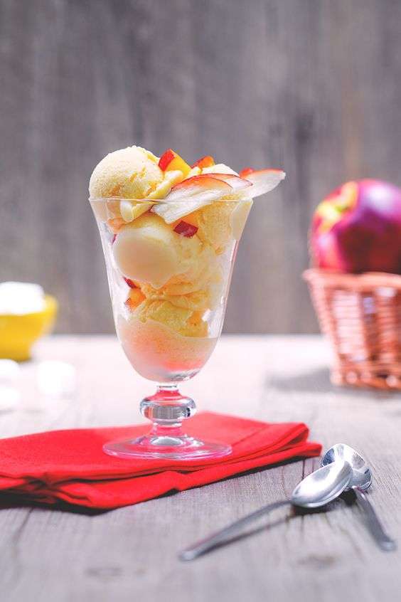 Macedonia di frutta col gelato