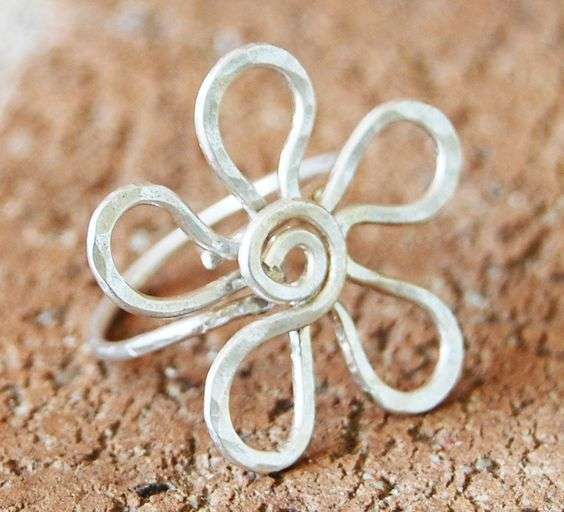 Anello a forma di fiore con tecnica wire