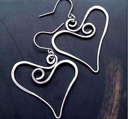 Orecchini a forma di cuore con tecnica wire
