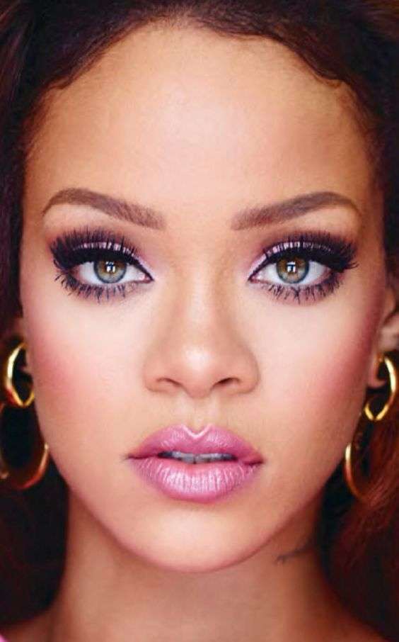 Il make up con rossetto rosa di Rihanna