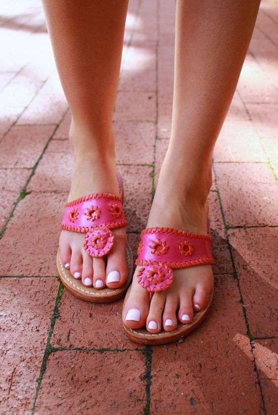 Smalto bianco e sandali rosa