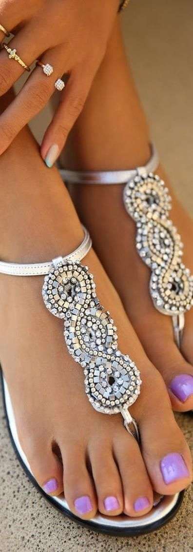 Smalto lilla e sandali argento