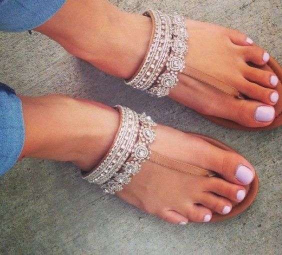 Smalto rosa e sandali nude con pietre