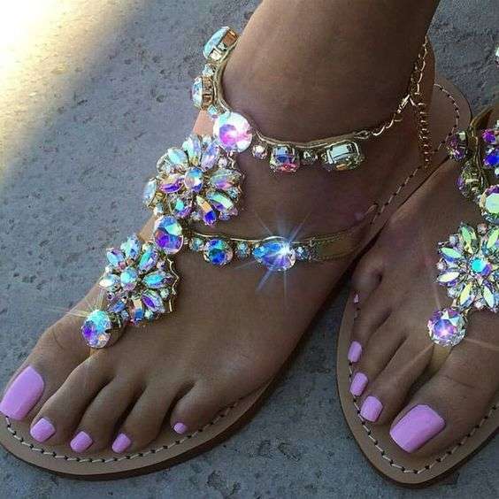 Smalto rosa pastello e sandali con pietre