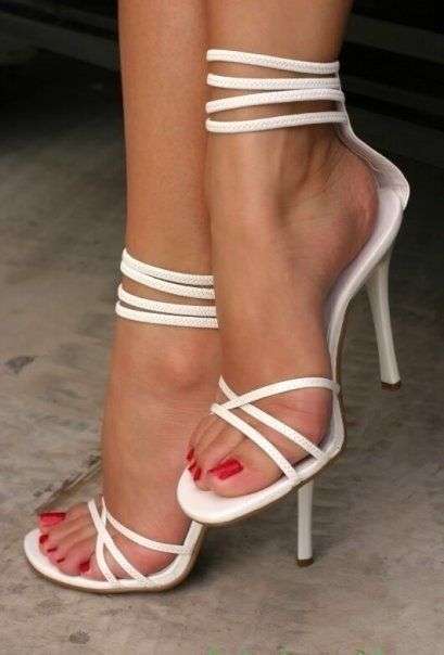 Smalto rosso e sandali bianchi