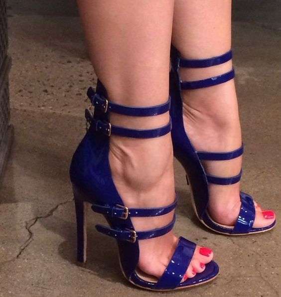 Smalto rosso e sandali blu elettrico