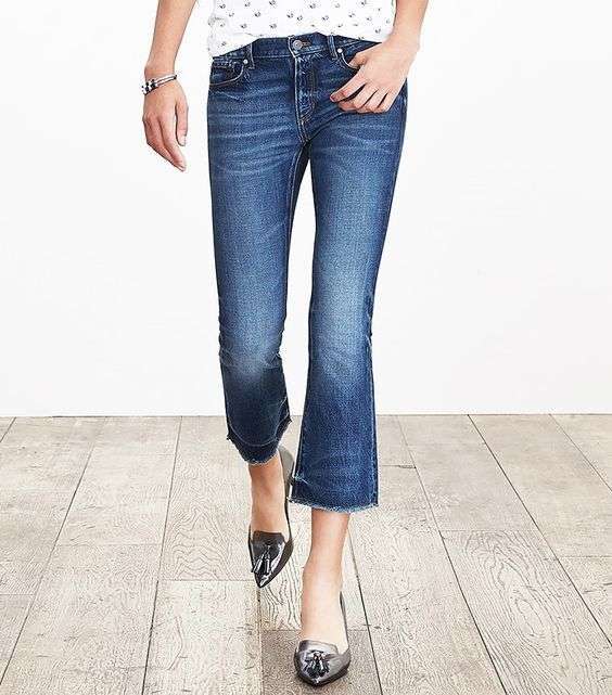 Cropped flare jeans con decollete dal tacco basso