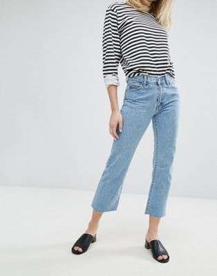Cropped flare jeans con t-shirt a righe