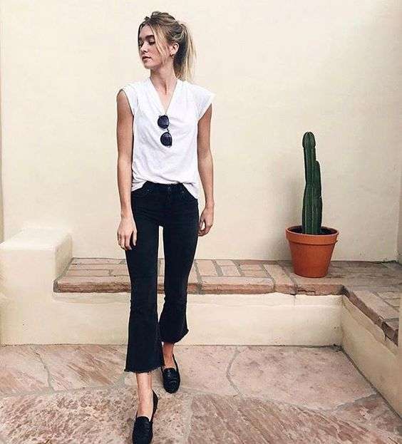 Cropped flare jeans con t-shirt bianca