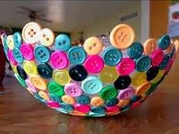 Centrotavola ricoperto di bottoni colorati