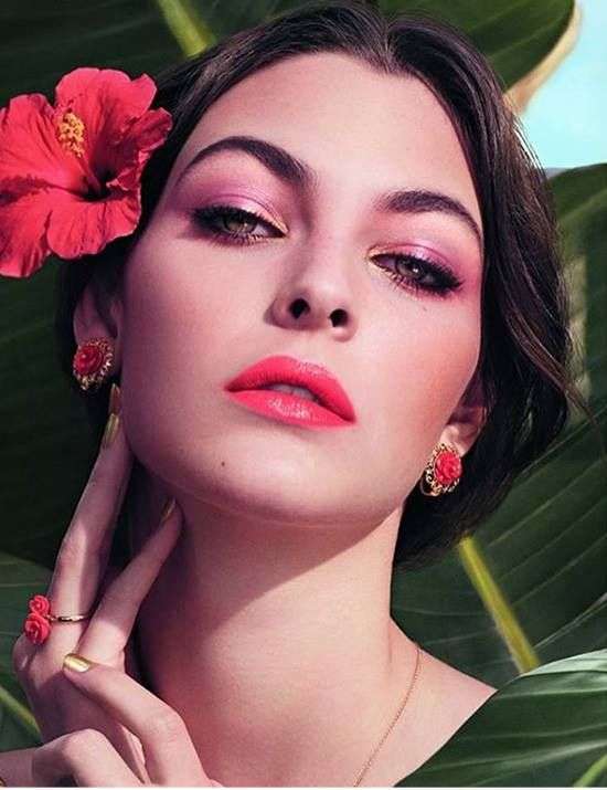 Makeup tropicale nei toni del rosa