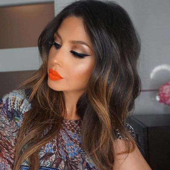 Tropical makeup con rossetto arancione