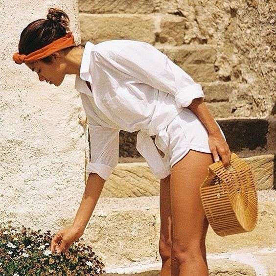Look total white con shorts