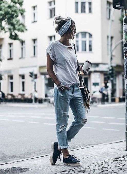 Jeans boyfriend, stringate e foulard