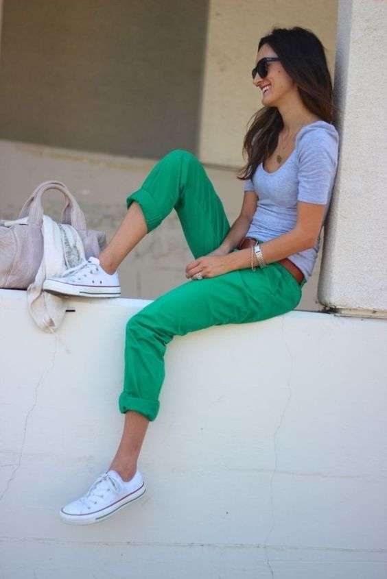 Pantaloni colorati, t-shirt e sneakers