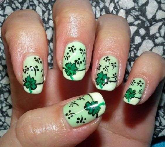 Nail art verde con quadrifogli
